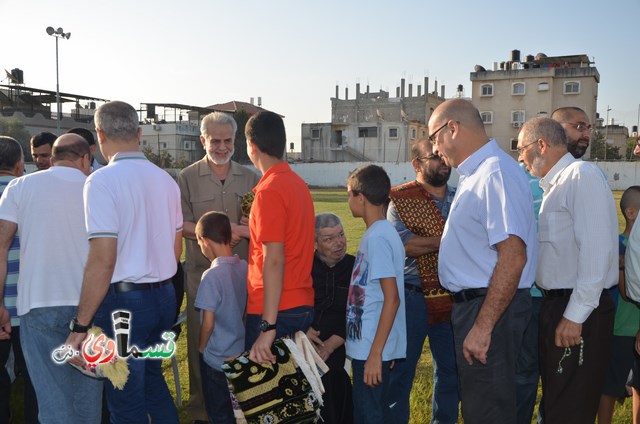  كفرقاسم - فيديو : تتصافح الايدي وتتعانق الرقاب في صلاة عيد الاضحى المبارك في المصلى ومشاركة واسعة مع الابتسامة 